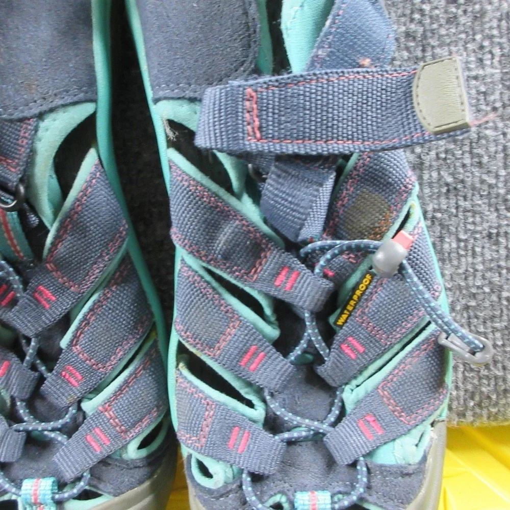 Keen Sandals Teens Size 6 Blue Webbing Closed Toe Water Hiking Trail Outdoor